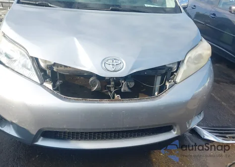 2011 Toyota Sienna Xle V6 z USA, uszkodzony, nr VIN 5TDYK3DC3BS119342